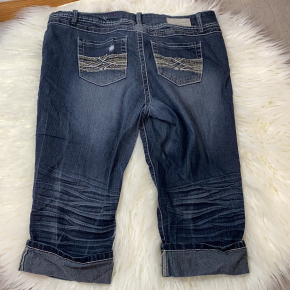 Distressed Capri jeans - Picture 3 of 4